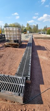 Regenrinnen auf dem Parkplatz