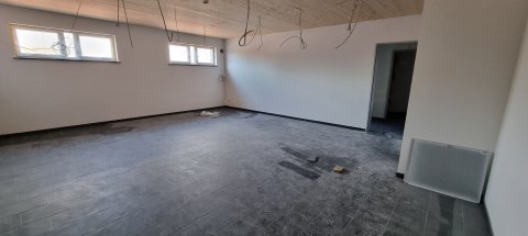 Gradeaus gehts zu den Toiletten und Duschen, rechts raus in den Gang. 