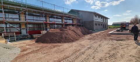 Fahrzeughalle und Sozialtrakt