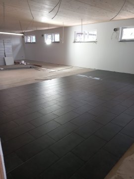 Die ersten Fliesen liegen